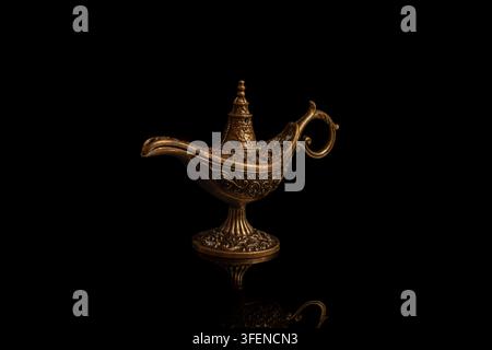 Lampada magica araba ornata su sfondo nero Foto Stock