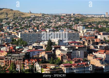 Vista panoramica del distretto di Avlabari a Tbilisi, Georgia, che mostra edifici residenziali, architettura storica e colline sullo sfondo. Foto Stock