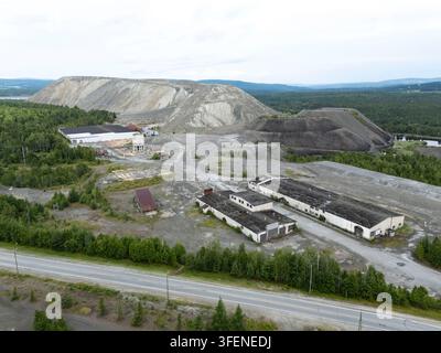 Canada, Thetford Mines, 30-07-2025. Vista aerea del sito abbandonato della miniera Normandie a Thetford Mines, Quebec, che mostra edifici industriali in rovina, Foto Stock
