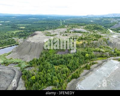 Canada, Thetford Mines, 30-07-2025. Veduta aerea del sito minerario di Normandie a Thetford Mines, Quebec, che mostra vaste pile di code grigie e roccia di scarto Foto Stock