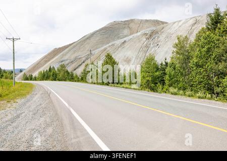 Canada, Thetford Mines, 30-07-2025. Cumuli di codola dalla miniera BC a Thetford Mines, Quebec, dove sono destinati ad essere estratti minerali critici tra cui il magnesio Foto Stock