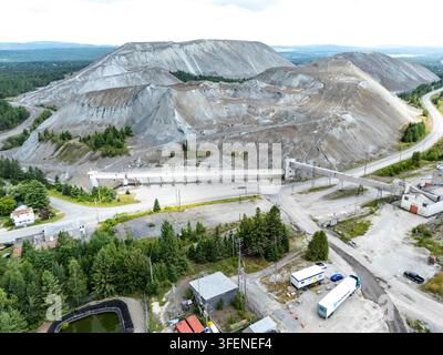 Canada, Thetford Mines, 30-07-2025. Veduta aerea del sito minerario di BC a Thetford Mines, Quebec, che mostra il nastro trasportatore e gli edifici amministrativi Foto Stock