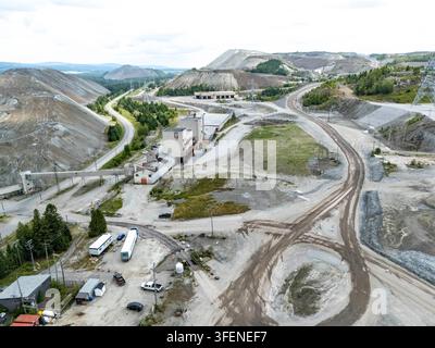 Canada, Thetford Mines, 30-07-2025. Veduta aerea del sito minerario BC a Thetford Mines, Quebec, dove gli ex uffici della miniera e il nastro trasportatore — ora h Foto Stock