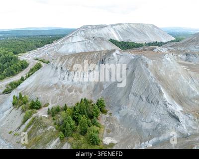 Canada, Thetford Mines, 30-07-2025. Vista aerea del sito minerario BC a Thetford Mines, Quebec, dove enormi cumuli di scorie di amianto (haldes) si ergono Foto Stock