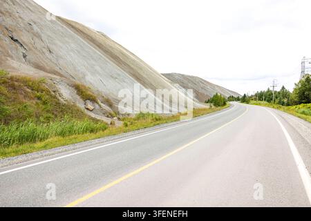 Canada, Thetford Mines, 30-07-2025. Vista dei residui minerari (halde) della BC a Thetford Mines, Quebec, dove possono trovarsi minerali critici inclusi il magnesio Foto Stock