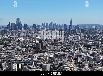 Vista aerea con drone di Londra che guarda verso est in direzione della città Foto Stock