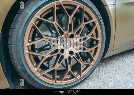 Caramulo, Viseu, Portogallo – 4 settembre 2026: Primo piano di una ruota in lega di bronzo e di un disco del freno su una supercar Lamborghini moderna al Caramulo Motorfestiv Foto Stock