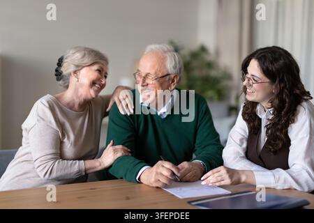 Coppia di anziani che incontra un consulente per investimenti o pianificazione finanziaria Foto Stock