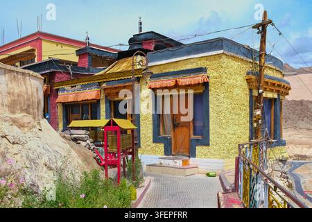 Architettura buddista tradizionale al monastero di Spituk a Leh, Ladakh, India Foto Stock