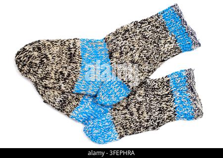 Un paio di calzini di lana lavorati a maglia su uno sfondo bianco. Calzini di lana fatti in casa Foto Stock