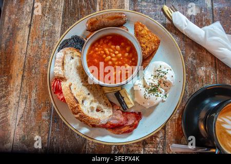 Una colazione tradizionale inglese di tutto il giorno con pancetta, fagioli al forno, uova e toast Foto Stock