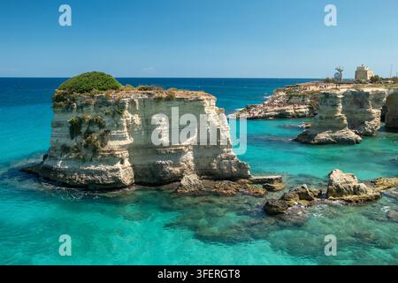 Faraglioni di Sant'Andrea, in Puglia, Italia Foto Stock