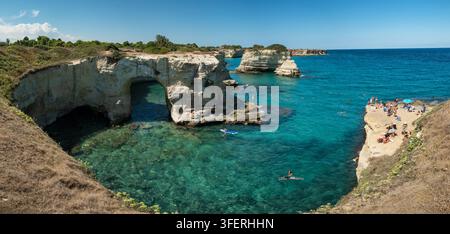 Faraglioni di Sant'Andrea, in Puglia, Italia Foto Stock