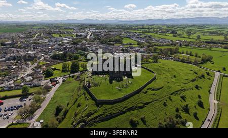 Vista aerea delle rovine storiche del Rock of Cashel situate su una collina verde che si affaccia sulla città di Cashel, nella contea di Tipperary, Irlanda. Foto Stock