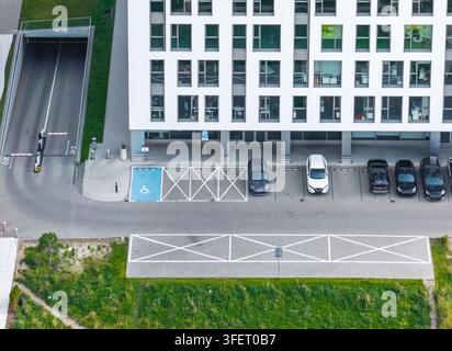 Vista aerea dell'Olivia Business Centre con architettura moderna degli uffici, un parcheggio con posti auto segnalati e un ingresso del garage sotterraneo i Foto Stock