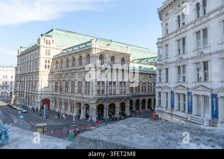 Architettura esterna dell'edificio dell'Opera di Stato di Vienna con vedute di strada e città a Vienna, Austria - 21 giugno 2026 Foto Stock