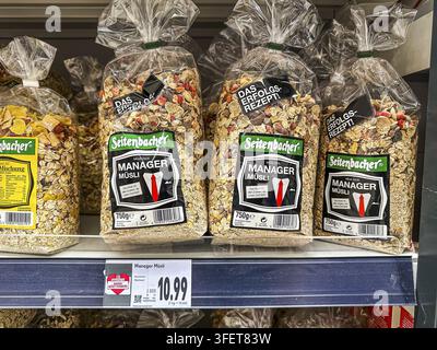 Il muesli Seitenbacher è disponibile in molte varianti e per vari gruppi target. Gestore di cereali in un supermercato. Stoccarda, Baden-Württemberg, German Foto Stock
