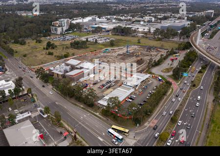 Rouse Hill, Australia – 02 settembre 2026: Veduta aerea dell’ospedale di Rouse Hill in costruzione, con macchinari pesanti, siti di scavo e sur Foto Stock