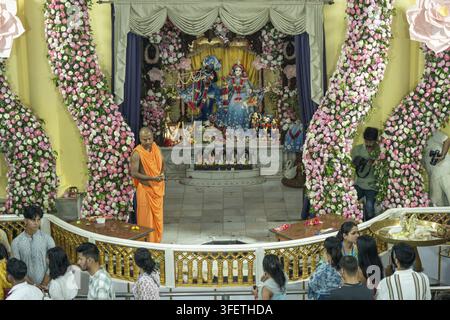 Idoli decorati di Lord Shri Krishna e Radha sono visibili in un tempio durante il festival Janmashtami, a Guwahati, in India, il 4 settembre 2026 Foto Stock