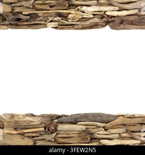 Arte con legna alla deriva design rustico in legno stagionato bordo cornice su bianco. Pezzi di legno naturale da spiaggia recuperati sul litorale. Decorazione costiera. Foto Stock