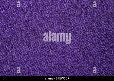 Macro primo piano di una trama di stoffa su sfondo viola Foto Stock