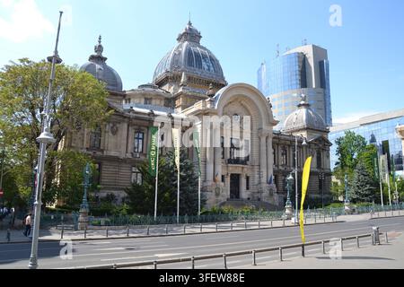 Facciata architettonica del palazzo CEC con cupola centrale in vetro e metallo lungo la Victory Avenue, Bucarest, Romania. Foto Stock