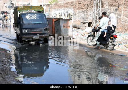 HYDERABAD, PAKISTAN - 05-Sep-2026: L’acqua delle fogne straripante ha allagato le strade del quartiere americano di Hyderabad sabato, aggravando le difficoltà per i residenti e i pendolari. La situazione sottolinea l’apparente negligenza delle autorità locali responsabili della manutenzione delle infrastrutture. Le strade erano allagate da acqua torbida, ostacolando il traffico e evidenziando lo stato trascurato dell’ambiente urbano. L’incidente, catturato in immagini che mostrano veicoli e famiglie che lottano attraverso strade allagate tra detriti sparsi, solleva preoccupazioni sulla gestione delle infrastrutture della città. Il Foto Stock