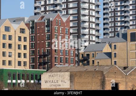 Appartamenti moderni si fondono con il patrimonio industriale a Goodluck Hope, uno sviluppo fluviale sulla storica penisola di Leamouth a Londra. Foto Stock