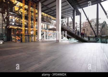 Le persone salgono sulle scale mobili nell'atrio pubblico del Leadenhall Building al 122 Leadenhall Street, un grattacielo di 225 metri nel centro di Londra. Foto Stock