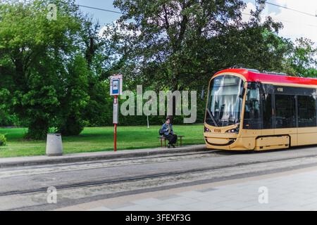 Tram moderno alla fermata di Parkside a Varsavia Foto Stock