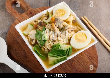 Zuppa di noodle al pollo asiatica con uovo e verdure Foto Stock