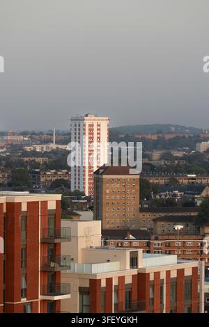 Veduta aerea di blocchi residenziali, tra cui una torre rossa e bianca prominente, a South London, che evidenzia l'architettura urbana. Foto Stock