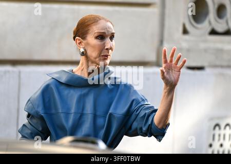 Parigi, Francia. 05 set., 2026. A pochi giorni dal suo ritorno sul palco, Céline Dion con i fan fuori dal suo hotel, hotel Royal Monceau a Parigi, Francia. (Foto di Lionel Urman/Sipa USA) Credit: Sipa USA/Alamy Live News Foto Stock