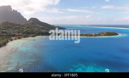 Panoramica aerea mozzafiato di Matira Point e della laguna blu profondo dell'oceano a Bora Bora Foto Stock
