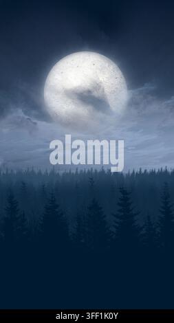 Una grande luna piena luminosa sorge su una foresta di pini scura e nebbiosa di notte, con una nuvola. Sfondo di Halloween Foto Stock