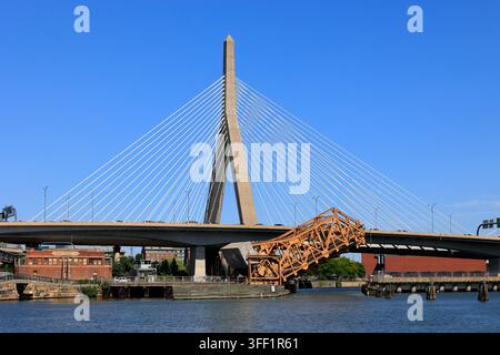Ponte commemorativa Leonard P. Zakim Bunker Hill e il ponte Charles River "Draw One" con il nuovo bacino del Charles River in primo piano, Boston Foto Stock