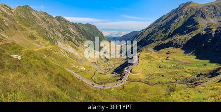 Vista panoramica della tortuosa strada Transfagarasan attraverso i Carpazi in Romania Foto Stock