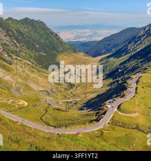 La famosa strada Transfagarasan si snoda attraverso una ripida valle montana dei Carpazi in Romania Foto Stock