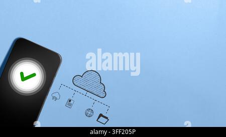 Smartphone che mostra un segno di spunta verde accanto a un diagramma di archiviazione cloud, simboleggiando un backup e una sincronizzazione dei dati riusciti su uno sfondo blu. Foto Stock