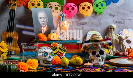 Ofrenda che mostra elementi culturali per la celebrazione messicana del Giorno dei Morti Foto Stock
