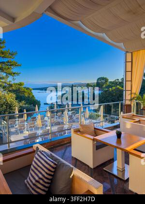 Salotto terrazza di lusso con vista sulla costa e lettini in Dalmazia, Croazia. Foto Stock