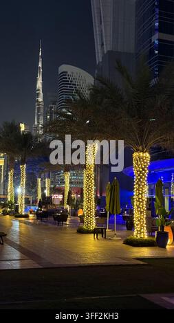 Ambientazione del primo pomeriggio sul Burj Khalifa alto, appartamenti e uffici moderni rialzati attorno al molo della piscina all'aperto illuminato al JW M Foto Stock