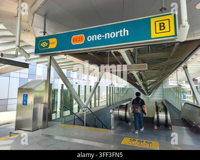 Stazione MRT one-north (CC23) sulla Circle Line a Singapore, con scale mobili e scale Foto Stock