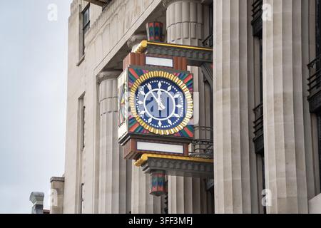 Un orologio Art Déco ornato sul histórico edificio del Daily Express di Fleet Street a Londra segna l'ora tra decorazioni architettoniche sorprendenti. Foto Stock