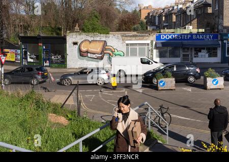 I pendolari camminano e passano davanti alla Doorstep Bakery a Brockley Cross a Lewisham, Londra, svolgendo le loro routine quotidiane. Foto Stock