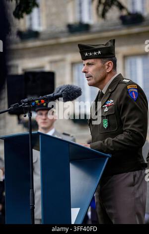 Il Gen. Christopher T. Donahue dell'U.S. Army, comandante generale di U.S. Army Europe e Africa e comandante del Comando Terrestre Alliato della NATO, parla al Monumento del Segnale a Carentan, in Francia, il 3 giugno 2026. Il monumento e la commemorazione annuale rendono omaggio ai paracadutisti della 101ª Divisione Aviotrasportata coinvolti nella liberazione della città nel giugno 1944. (Foto dell'U.S. Army di Staff Sgt. Catessa Palone) Foto Stock