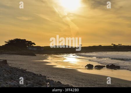 Luce dell'ora dorata su una spiaggia rocciosa della costa californiana Foto Stock