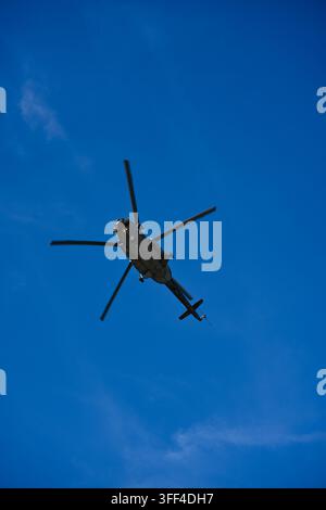 L'elicottero militare ceco Mil Mi-171Sh sorvola durante una manifestazione aerea a Praga durante i Prague Harley Days 2026. Foto Stock