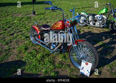 Chopper Harley-Davidson rosso su misura con decorazioni in oro esposto ai Prague Harley Days 2026. Foto Stock