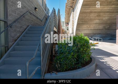 Scalini in cemento con ringhiere metalliche conducono tra edifici sul lungomare vicino all'area del London Bridge a Lake Havasu City, Arizona. Foto Stock